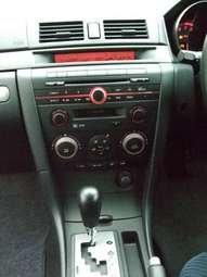 2003 Mazda Axela Pictures