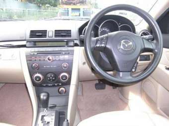 2004 Mazda Axela Pictures