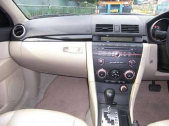 2004 Mazda Axela Pictures