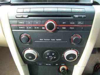 2004 Mazda Axela Pictures