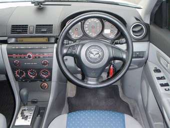 2004 Mazda Axela Pictures