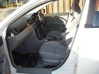 2004 Mazda Axela Images