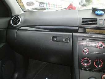 2004 Mazda Axela Photos