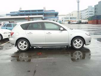 2004 Mazda Axela Photos