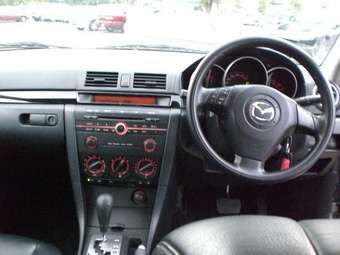 2004 Mazda Axela Images