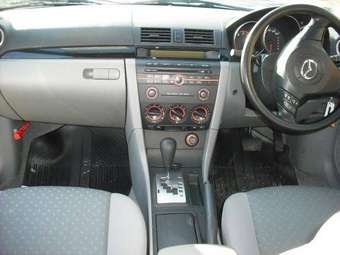 2004 Mazda Axela Pictures