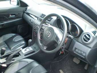 2004 Mazda Axela Images