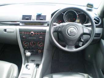 2004 Mazda Axela Photos