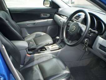 2004 Mazda Axela Pictures