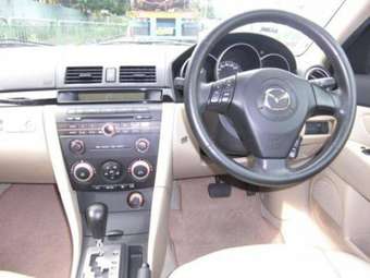 2004 Mazda Axela Photos