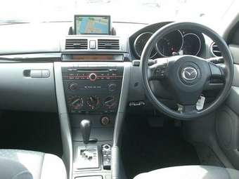 2004 Mazda Axela Photos