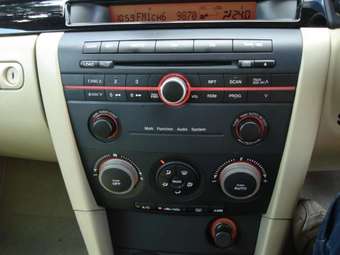 2004 Mazda Axela Pictures