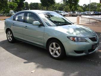 2004 Mazda Axela Pictures