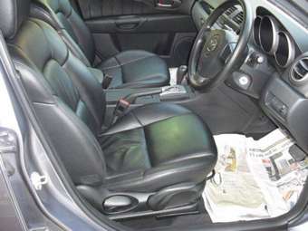 2004 Mazda Axela Images