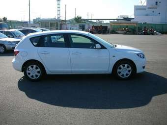 2004 Mazda Axela Pictures