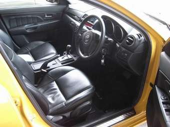 2004 Mazda Axela Photos