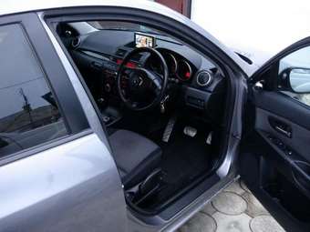 2004 Mazda Axela Pictures