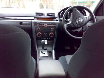 2004 Mazda Axela Photos