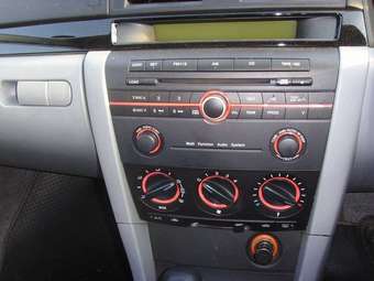 2004 Mazda Axela Pictures