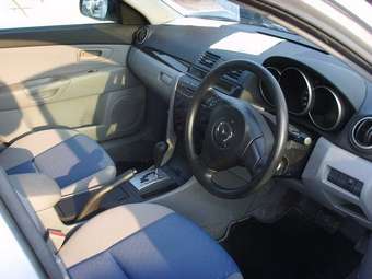 2004 Mazda Axela Pictures