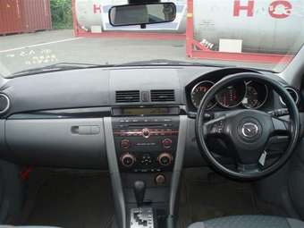 2004 Mazda Axela Pictures