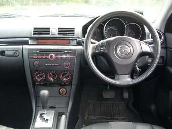 2004 Mazda Axela Pictures