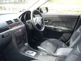 2004 Mazda Axela Pictures
