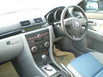 2004 Mazda Axela Photos