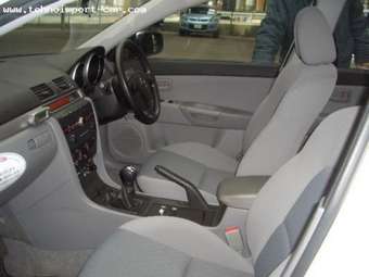 2004 Mazda Axela Photos
