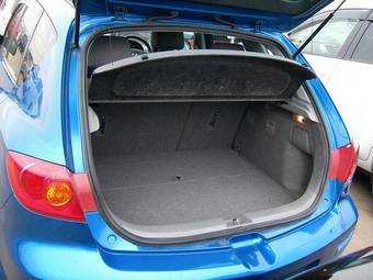 2004 Mazda Axela Photos