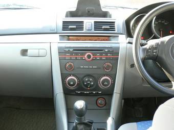 2004 Mazda Axela Images