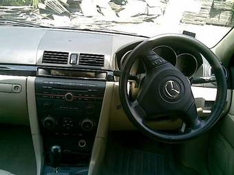 2004 Mazda Axela Pictures