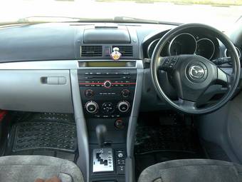 2004 Mazda Axela Pictures