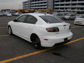 2004 Mazda Axela Pictures