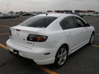 2004 Mazda Axela Photos