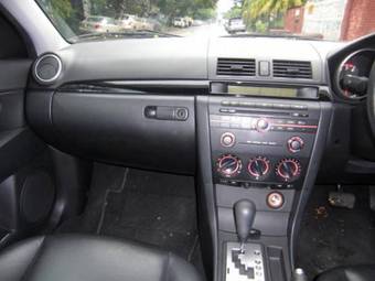 2004 Mazda Axela Pictures