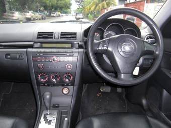 2004 Mazda Axela Images