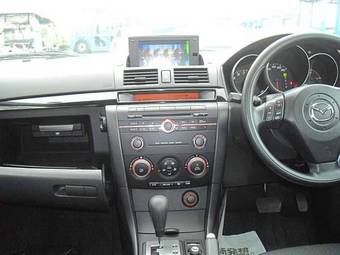 2004 Mazda Axela Pictures