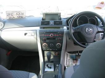 2004 Mazda Axela Images