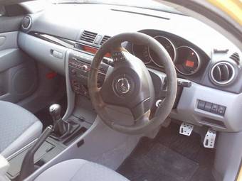2004 Mazda Axela Photos