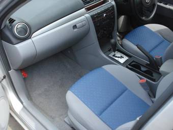 2004 Mazda Axela Photos
