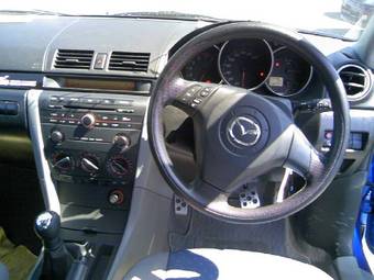 2004 Mazda Axela Photos