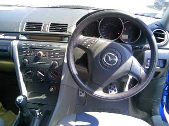 2004 Mazda Axela Photos