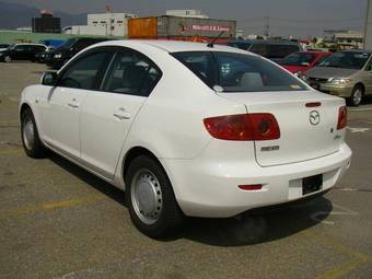 2004 Mazda Axela Pictures