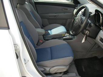 2004 Mazda Axela Images