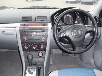 2004 Mazda Axela Pictures