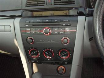 2004 Mazda Axela Pictures