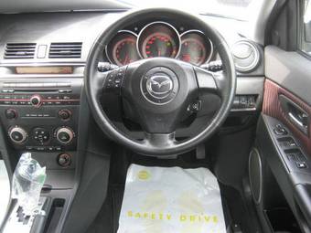 2004 Mazda Axela Pictures