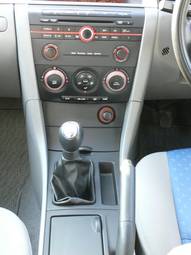 2004 Mazda Axela Images