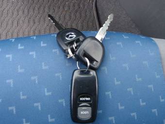 2004 Mazda Axela Photos